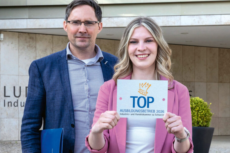 IHK - Frank Dumontie, WEMAG-Gruppenleiter Ausbildung, und die Dualstudierende Angelina Ziebell