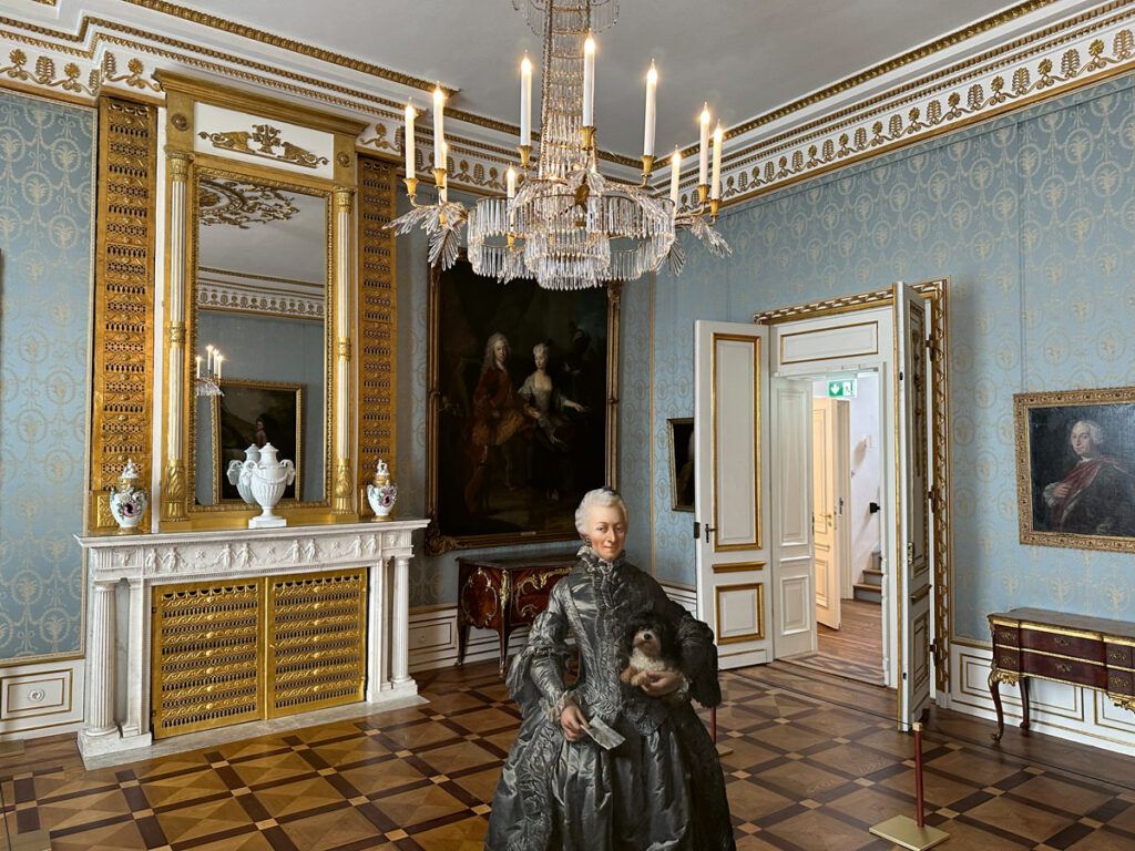 Eröffnung Westflügel Ludwigslust - Brettfigur von Herzogin Luise Friederike mit Schoßhündchen