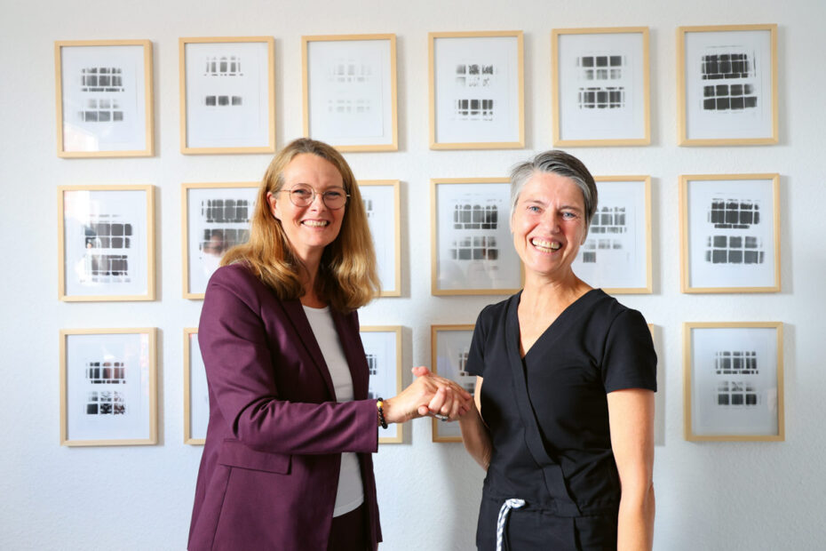 Kulturministerin Bettina Martin (l.) und Künstlerin Iris von Stein