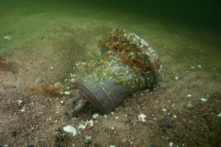 Schiffsglocke -Schwedisches Schiff Wrack Teile