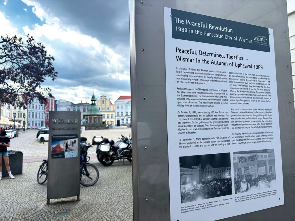 Informationstafeln am Rathaus und an der St.-Nikolai-Kirche von Wismar (Friedliche Revolution 1989 und 1990)