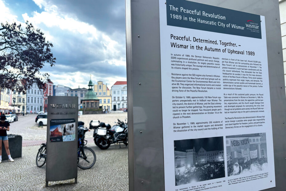 Informationstafeln am Rathaus und an der St.-Nikolai-Kirche von Wismar (Friedliche Revolution 1989 und 1990)