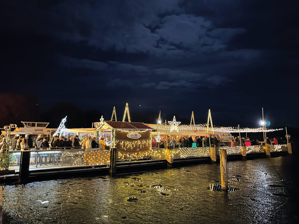 Flotte Weihnacht - Schiff bei Dunkelheit