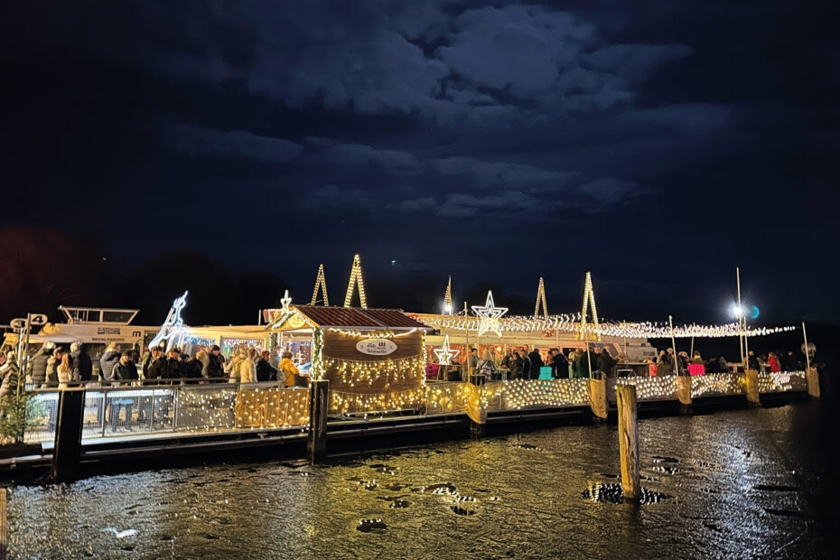 Flotte Weihnacht - Schiff bei Dunkelheit