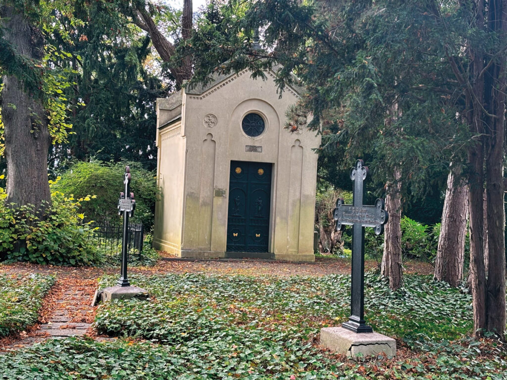 Das Grab von Bürgermeister Haupt vor der Grabkapelle der Familie Herrlich